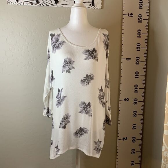 H&m sheer white blouse with black floral design above the elbow sleeves - Picture 2 of 11